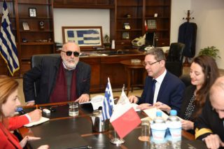 Συνάντηση Κουρουμπλή με τον πρέσβη της Μάλτας εν όψει τριμερούς