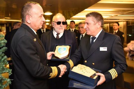 Ποδαρικό από το «Blue Star Delos» στο λιμάνι του Πειραιά