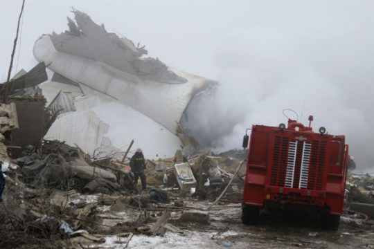 Δεκάδες νεκροί από συντριβή Boeing σε κατοικημένη περιοχή