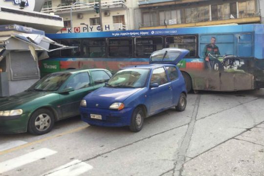 Λεωφορείο «εκτός ελέγχου» σταμάτησε σε κατάστημα