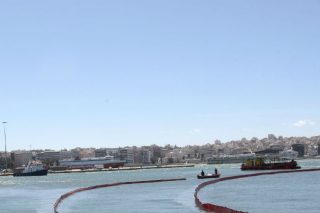 Πρόσκρουση πλοίου στο λιμάνι της Τήνου