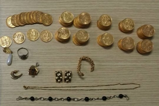 Έκρυψαν χρυσές λίρες στο πλοίο για Πειραιά