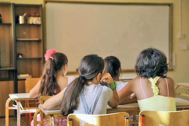 «Καλεί μαθητές να βλέπουν ρατσιστικά βίντεο»