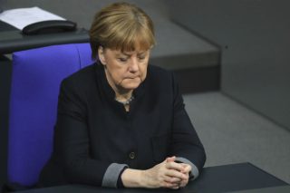 «Κόκκινο» στη Λεπέν, προσπάθειες προσέγγισης με Ουάσινγκτον