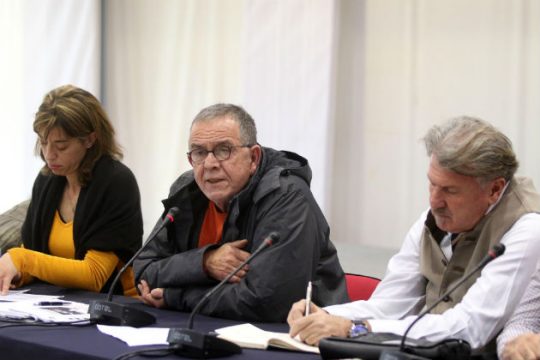 «Κανένας πρόσφυγας δεν θα περάσει το χειμώνα στο κρύο»