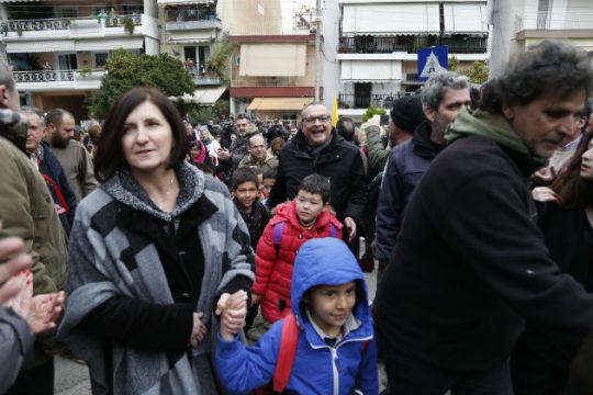 «Ζεστά» σχολικά θρανία σε Νίκαια και Λάρισα για προσφυγόπουλα