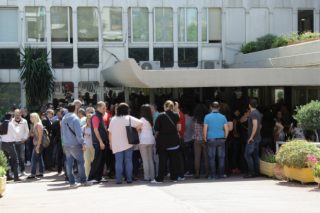 Απολύουν τους γονείς και προσλαμβάνουν με τα μισά λεφτά τα παιδιά τους