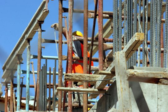 Ο πολεοδομικός «κόφτης» της Θήρας