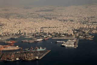 Στους τρεις δήμους, μέρος του παραλιακού μετώπου