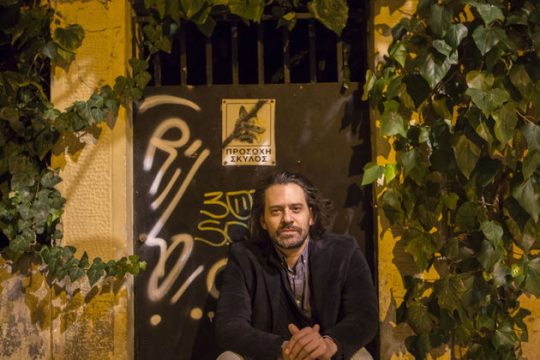 Ο Γιάννος Περλέγκας βγήκε γυμνός στο θέατρο