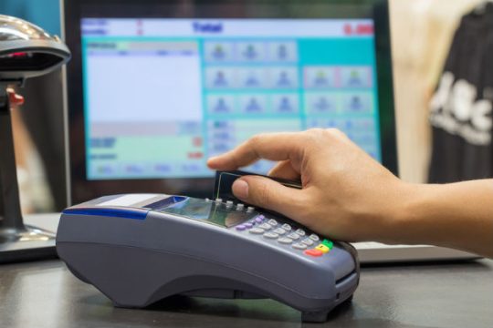 Μεταξύ σφύρας και άκμονος η εφαρμογή του νόμου για το πλαστικό χρήμα