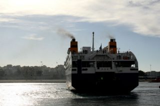 Ακυβέρνητο πλοίο με 53 επιβαίνοντες στον Παγασητικό