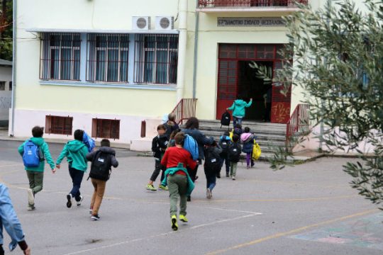 Απορρίπτουν την ξενοφοβία, στηρίζουν τα προσφυγόπουλα