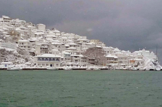 Το ’στρωσε και στη θάλασσα!