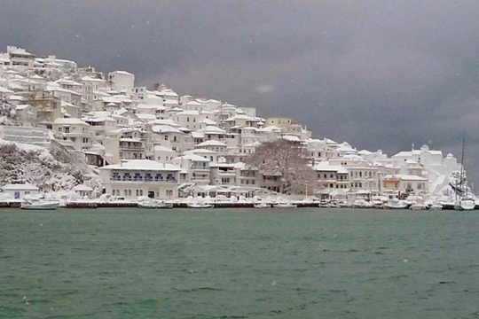 Το ’στρωσε και στη θάλασσα!