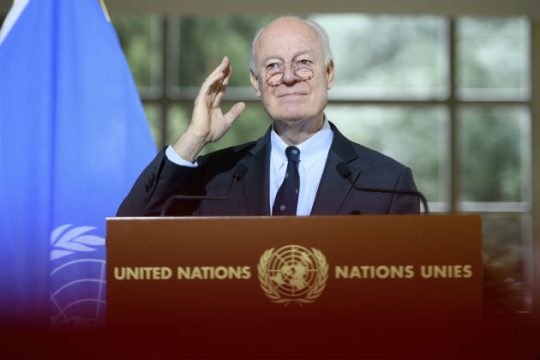 Άμαχοι νεκροί και βόμβες υποσκάπτουν την εκεχειρία