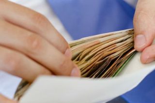 Απόλυση εφοριακών για το φακελάκι των 30.000 ευρώ