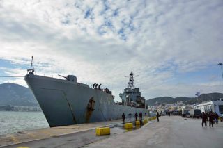 Στο αρματαγωγό «Λέσβος» 300 πρόσφυγες