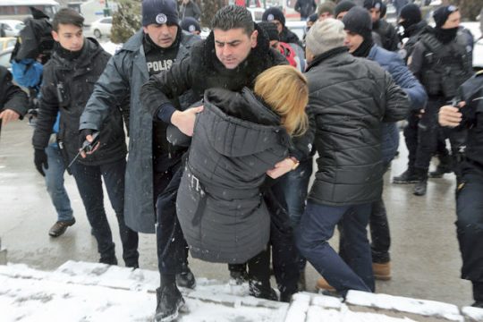 Συνταγματική αναθεώρηση με δακρυγόνα