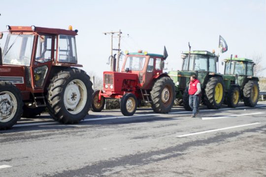 Μπλόκα και συνελεύσεις για κλιμάκωση του αγώνα