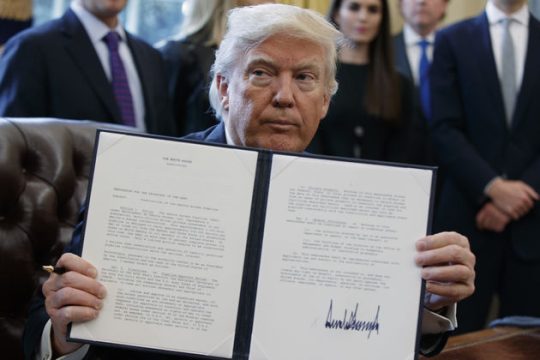 Ο Τραμπ ξαναμοιράζει την τράπουλα του παγκόσμιου εμπορίου