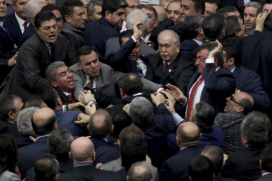 «Άναψαν τα αίματα» στο τουρκικό Κοινοβούλιο