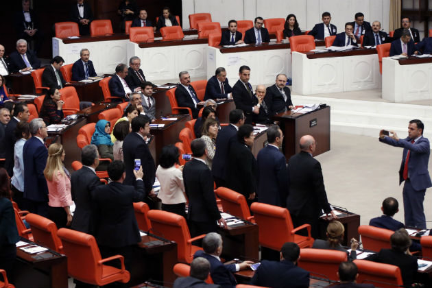 Επεισόδιο στη Βουλή λόγω διαμαρτυρίας Τουρκάλας βουλευτή
