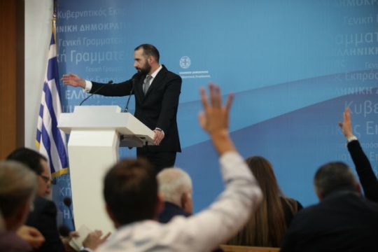 Live η ενημέρωση των συντακτών από τον Δ. Τζανακόπουλο