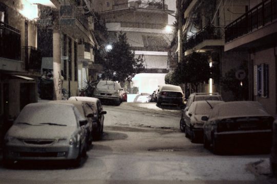 Χιονίζει στο κέντρο της Αθήνας