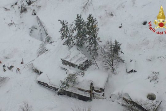 Η χιονοστιβάδα σκέπασε πάνω από τριάντα ζωές