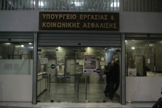 Μείωση εισφορών για εργαζομένους σε πρώην ΔΕΚΟ και τράπεζες