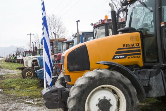 Στα μπλόκα περιμένοντας συνάντηση με κυβερνητικά στελέχη
