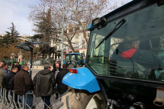Στην Αθήνα οι αγρότες – Συνεχίζονται τα μπλόκα στην Κρήτη