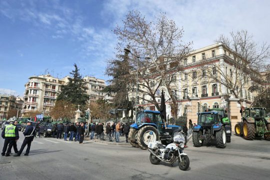 Κλιμακώνουν τις κινητοποιήσεις τους οι αγρότες