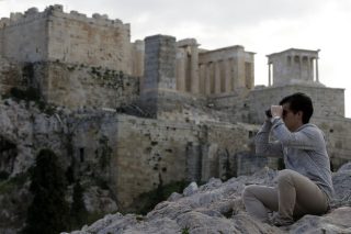 Με κιάλια είδαν οι τουρίστες την Ακρόπολη