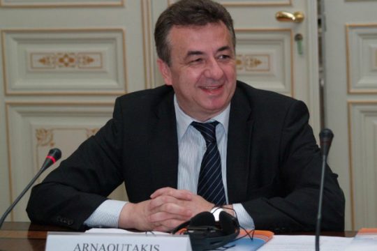 Επαφές Αρναουτάκη για δακοκτονία και αποζημιώσεις