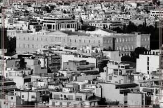 Σαν τις μέλισσες ή σαν τους λύκους;