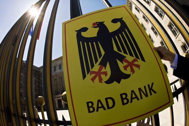 Xαμηλώνει τον πήχη για την bad bank