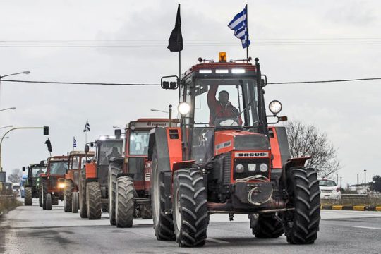 Παραμένουν στα μπλόκα οι αγρότες ενόψει του παναγροτικού συλλαλητήριου