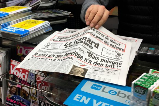 Η ανεξάρτητη εφημερίδα που τρομάζει τους Γάλλους πολιτικούς