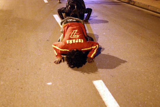 «Εισβολή» προσφύγων στην ισπανική Θέουτα από το Μαρόκο