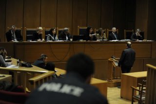 Να φιμώσει την πολιτική αγωγή επιχειρεί η υπεράσπιση της Χ.Α.