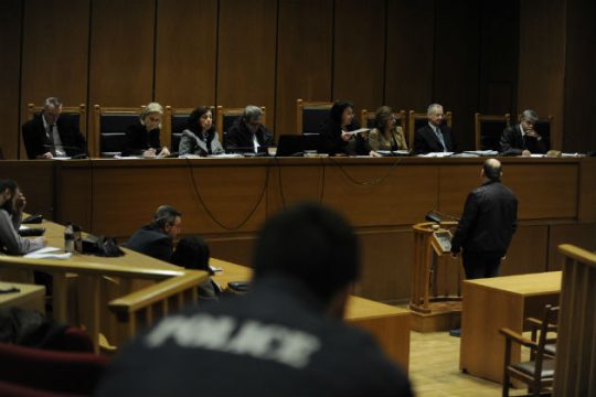 Να φιμώσει την πολιτική αγωγή επιχειρεί η υπεράσπιση της Χ.Α.