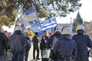 Μέσα οι μαθητές κι απέξω οι… ακροδεξιοί