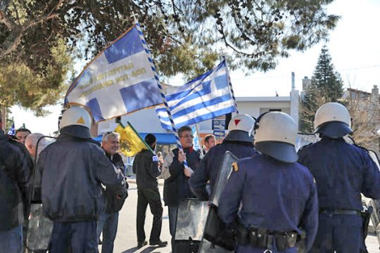 Μέσα οι μαθητές κι απέξω οι… ακροδεξιοί
