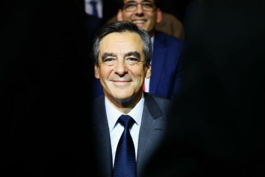 Μένει ελλείψει εναλλακτικής