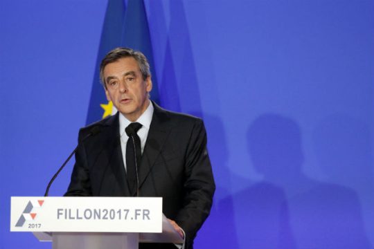 Δεν αποσύρεται από την κούρσα για την προεδρία ο Φρ. Φιγιόν