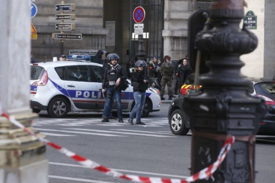 Κρατάει κλειστό το στόμα του ο δράστης του Λούβρου
