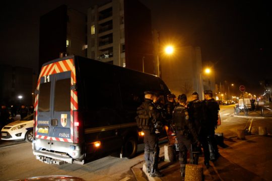 «Βράζουν» τα προάστια, προκαλεί η αστυνομία