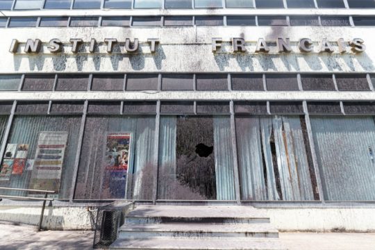 Τα κόμματα καταδικάζουν την επίθεση στο Γαλλικό Ινστιτούτο
